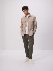Koszula comfort fit - beżowy. Brązowe koszule męskie Reserved, l, bez wzorów, z dzianiny, bez kołnierzyka, bez ramiączek. W wyprzedaży za 119.99 zł.