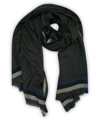 Lekki Szalik Wiosenno-Jesienny, Popielaty w Niebiesko-Białe Paski, Jodełka, Męski, Przejściowy -TEER. Szare szaliki męskie Teer, na jesień, bez wzorów, z materiału, eleganckie. Za 45.00 zł.