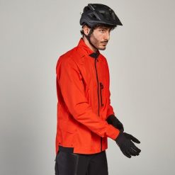 Kurtka przeciwdeszczowa rowerowa MTB Rockrider Comfort 500. Czerwone kurtki męskie ROCKRIDER, l, bez wzorów, z materiału, bez kaptura, rowerowe. Za 159.99 zł.