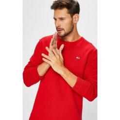 Tommy Jeans - Sweter. Czerwone swetry męskie Tommy Jeans, z bawełny, z okrągłym kołnierzem, z krótkim rękawem. Za 299.90 zł.