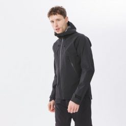 Kurtka turystyczna męska Quechua MH500 wodoodporna. Czarne kurtki męskie QUECHUA, l, bez wzorów, z elastanu, sportowe, bez ramiączek, bez kaptura. Za 399.99 zł.