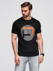 Męski t-shirt z dużym nadrukiem – czarny V2 - Rozmiar: M. Czarne t-shirty sportowe męskie Ombre Clothing, m, bez wzorów, z bawełny, klasyczne, bez ramiączek. Za 129.99 zł.