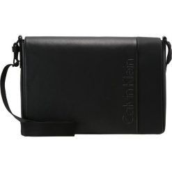 Calvin Klein ELEVATED LOGO MESSENGER WITH FLAP Torba na ramię black. Torby męskie na ramię Calvin Klein. Za 549.00 zł.