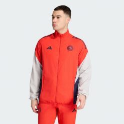 Bluza reprezentacyjna FC Bayern Monachium Tiro 25 Competition. Czerwone bluzy nierozpinane męskie ADIDAS, bez wzorów, sportowe, bez ramiączek, bez kaptura. Za 369.00 zł.