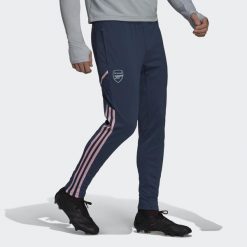 Spodnie do piłki nożnej męskie Adidas Arsenal Condivo 22 Training Pants. Niebieskie długie spodnie sportowe męskie ADIDAS, bez wzorów, z dresówki, do piłki nożnej. W wyprzedaży za 217.50 zł.