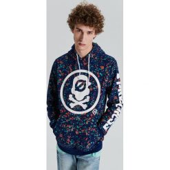 Bluza all over z kapturem - Granatowy. Bluzy nierozpinane męskie marki Cropp. Za 129.99 zł.