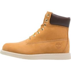 Timberland NEWMARKET Botki sznurowane wheat. Sztyblety męskie marki Timberland. W wyprzedaży za 493.35 zł.