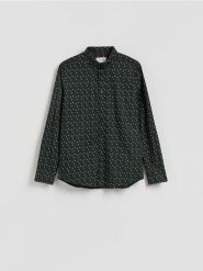 Koszula slim fit w świąteczny wzór - ciemnozielony. Zielone koszule męskie Reserved, l, bez wzorów, z bawełny, bez kołnierzyka, bez ramiączek. Za 99.99 zł.