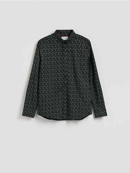 Koszula slim fit w świąteczny wzór - ciemnozielony. Zielone koszule męskie Reserved, l, bez wzorów, z bawełny, bez kołnierzyka, bez ramiączek. Za 99.99 zł.