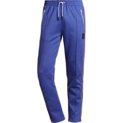 Belstaff CAMBROSE Spodnie treningowe deep electric blue. Długie spodnie sportowe męskie marki Belstaff. W wyprzedaży za 491.40 zł.