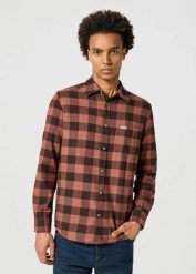 MĘSKA KOSZULA KRATA WRANGLER 1 PKT SHIRT ROOT BEER CHECK 112357381. Koszule męskie Wrangler, m, bez wzorów, bez kołnierzyka, bez ramiączek. Za 129.99 zł.