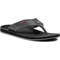 Japonki TOMMY HILFIGER - Timsbury 7 FM56818968 Black 990. Czarne klapki i japonki męskie Tommy Hilfiger, w paski, ze skóry. W wyprzedaży za 169.00 zł.
