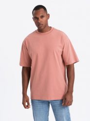 Bawełniany t-shirt męski LOOSE FIT z okrągłym dekoltem – różowy V5 - Rozmiar: M. Czerwone t-shirty męskie Ombre Clothing, l, bez wzorów, z bawełny, bez kołnierzyka, bez ramiączek. W wyprzedaży za 97.49 zł.