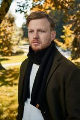 Elegancki męski szal zimowy Brødrene s1 czarny 9910. Czarne szaliki męskie na zimę, bez wzorów, eleganckie. Za 54.90 zł.