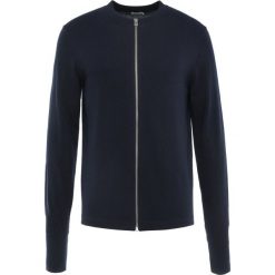 Filippa K ZIP Kardigan navy. Niebieskie kardigany męskie marki Filippa K, z bawełny. W wyprzedaży za 443.40 zł.