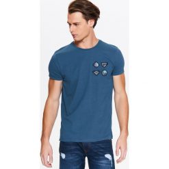 T-SHIRT MĘSKI Z NASZYWKAMI. Niebieskie t-shirty męskie TOP SECRET, z aplikacjami, z bawełny, bez kołnierzyka, bez ramiączek. W wyprzedaży za 19.99 zł.