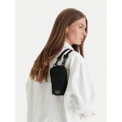 Saszetka Guess Jeans. Czarne saszetki męskie Guess Jeans, z aplikacjami, z jeansu, młodzieżowe, małe. Za 164.99 zł.