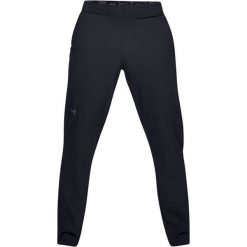 Spodnie dresowe w kolorze czarnym. Czarne spodnie dresowe męskie Under Armour, bez wzorów, z dresówki. W wyprzedaży za 169.95 zł.