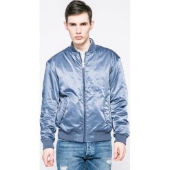 Calvin Klein Jeans - Kurtka bomber. Szare kurtki męskie Calvin Klein Jeans, z jeansu, z krótkim rękawem. W wyprzedaży za 399.90 zł.