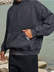 Bluza hoodie z efektem sprania - czarny. Czarne bluzy nierozpinane męskie Sinsay, l, bez wzorów, bez ramiączek, bez kaptura. Za 79.99 zł.