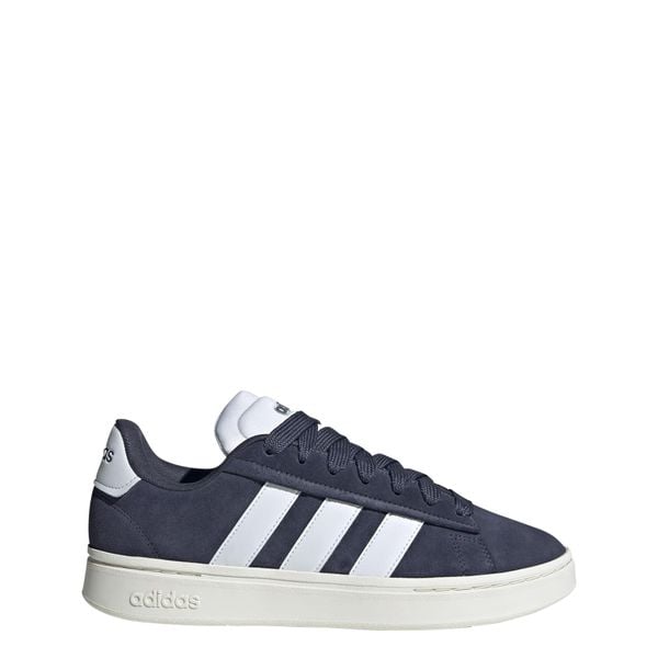 Buty Grand Court Alpha. Białe buty trekkingowe męskie ADIDAS, bez wzorów, ze skóry, bez zapięcia, trekkingowe. Za 249.99 zł.