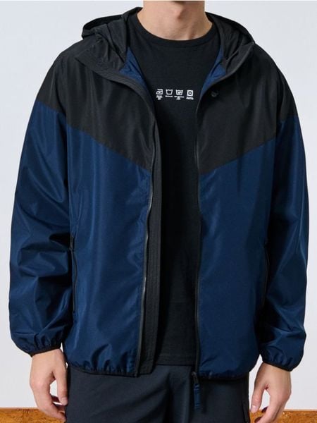 Kurtka z kapturem - granatowy. Niebieskie kurtki męskie Sinsay, l, bez wzorów, bez ramiączek, z kapturem. Za 59.99 zł.