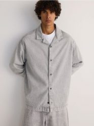 Koszula relaxed fit z lyocellem - jasnoszary. Szare koszule męskie Reserved, l, bez wzorów, z bawełny, bez kołnierzyka, bez ramiączek. W wyprzedaży za 59.99 zł.