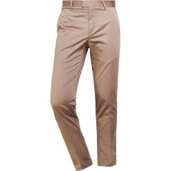Filippa K LIAM SHARP Chinosy greige. Brązowe eleganckie spodnie męskie Filippa K, z bawełny. W wyprzedaży za 501.75 zł.