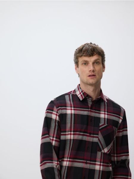 Koszula regular fit w kratę - czerwony. Czerwone koszule męskie Reserved, l, bez wzorów, z tkaniny, bez kołnierzyka, bez ramiączek. W wyprzedaży za 49.99 zł.