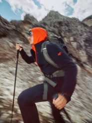 4F Polar ze stójką Polartec regular męski - czarny L. Czarne bluzy z polaru męskie 4f, l, bez wzorów, z materiału, bez ramiączek, bez kaptura. Za 299.99 zł.
