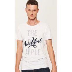 T-shirt z napisem - Kremowy. Białe t-shirty męskie House, z napisami. W wyprzedaży za 19.99 zł.