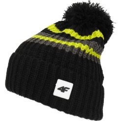 Czapka męska CAM002 - soczysta zieleń. Zielone czapki męskie 4f, na zimę, bez wzorów, z polaru. W wyprzedaży za 29.99 zł.