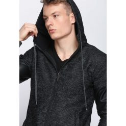 Czarna Bluza Striving. Bluzy rozpinane męskie marki Born2be. Za 34.99 zł.