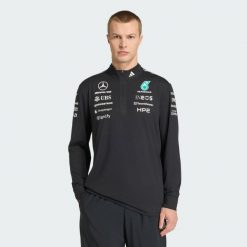 Bluza MERCEDES - AMG PETRONAS FORMULA 1 TEAM ENGINEERS QUARTER ZIP. Czarne bluzy nierozpinane męskie ADIDAS, bez wzorów, z dzianiny, sportowe, bez ramiączek, bez kaptura. Za 569.00 zł.
