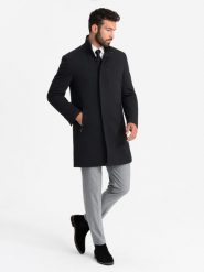 Dopasowany strukturalny męski płaszcz z wysokim kołnierzem – czarny V1 OM-COWC-0117 - L. Czarne płaszcze męskie Ombre Clothing, l, z aplikacjami, z materiału, eleganckie, bez kaptura. Za 311.99 zł.