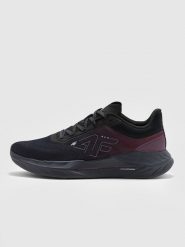 4F Buty do biegania EVRD4Y męskie - fioletowe 40. Fioletowe buty do biegania męskie 4f, bez wzorów, z nylonu, bez zapięcia, do biegania. W wyprzedaży za 199.99 zł.