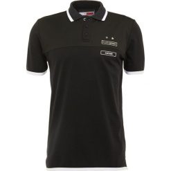 Plein Sport SQUAD Koszulka polo black/white. Koszulki polo męskie marki Plein Sport. W wyprzedaży za 379.60 zł.