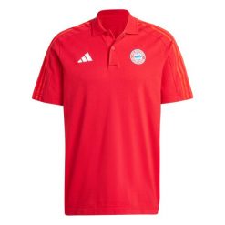 Polo Bayernu Monachium DNA 2025/26. Czerwone koszulki polo męskie ADIDAS, bez wzorów, z dresówki, sportowe, bez kołnierzyka, bez ramiączek. Za 233.50 zł.