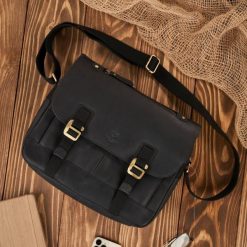 Torba męska na ramię skórzana czarna vintage na laptopa duża Paolo Peruzzi T-81-HBL. Czarne torby na laptopa męskie bez wzorów, z nylonu, duże. Za 359.00 zł.