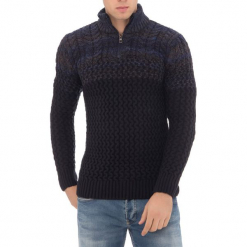 Sweter w kolorze granatowym. Niebieskie swetry męskie RNT23, ze stójką. W wyprzedaży za 69.95 zł.