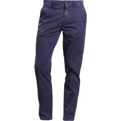 BOSS CASUAL SCHINO Chinosy dark blue. Niebieskie spodnie na co dzień męskie BOSS CASUAL, z bawełny, casualowe. W wyprzedaży za 349.30 zł.