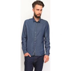 KOSZULA DŁUGI RĘKAW MĘSKA. Szare koszule męskie TOP SECRET, bez wzorów, z jeansu, bez kołnierzyka, bez ramiączek. W wyprzedaży za 44.99 zł.