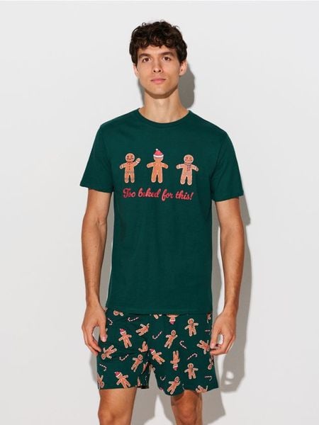 Bawełniana piżama dwuczęściowa z motywem świątecznym - wielobarwny. Piżamy męskie Sinsay, l, bez wzorów, z bawełny, bez kołnierzyka, bez ramiączek. W wyprzedaży za 22.99 zł.