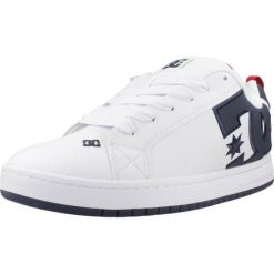 Kapcie DC COURT GRAFFIK M Biały. Białe buty trekkingowe męskie DC Shoes, bez wzorów, ze skóry, bez zapięcia, trekkingowe. W wyprzedaży za 272.75 zł.