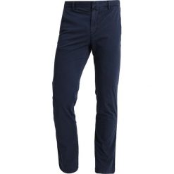 Calvin Klein PARKER LIGHTWEIGHT Chinosy blue. Niebieskie eleganckie spodnie męskie Calvin Klein, z bawełny. Za 449.00 zł.