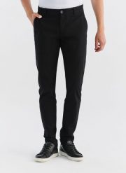 PAKO LORENTE – Czarne spodnie męskie o kroju Slim Fit. Czarne spodnie na co dzień męskie Pako Lorente, bez wzorów, z bawełny, casualowe. Za 89.99 zł.