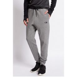 Nike Sportswear - Spodnie. Długie spodnie sportowe męskie marki Nike Sportswear. W wyprzedaży za 169.90 zł.