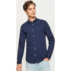 Koszula z mikroprintem regular fit - Granatowy. Koszule męskie Reserved. W wyprzedaży za 39.99 zł.