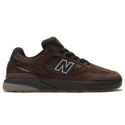 Buty unisex New Balance Numeric NM933BAR – brązowe. Brązowe buty sportowe na co dzień męskie New Balance, l, bez wzorów, z gumy, klasyczne, bez ramiączek, bez kaptura. Za 599.99 zł.