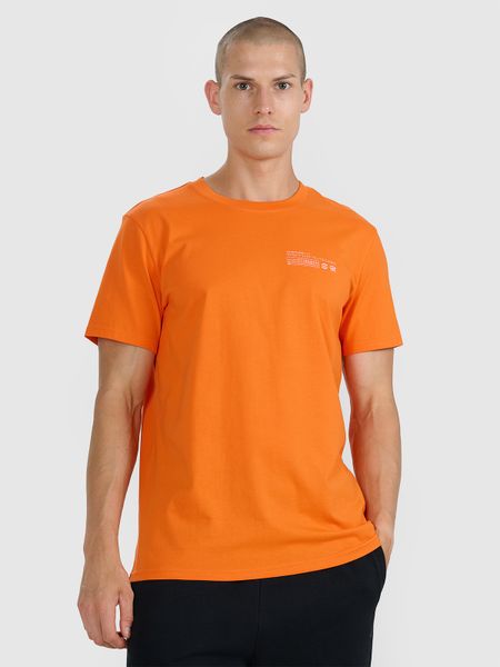 4F T-shirt regular z nadrukiem męski - pomarańczowy S. Brązowe t-shirty męskie 4f, m, bez wzorów, z bawełny, bez kołnierzyka, bez ramiączek. W wyprzedaży za 49.99 zł.